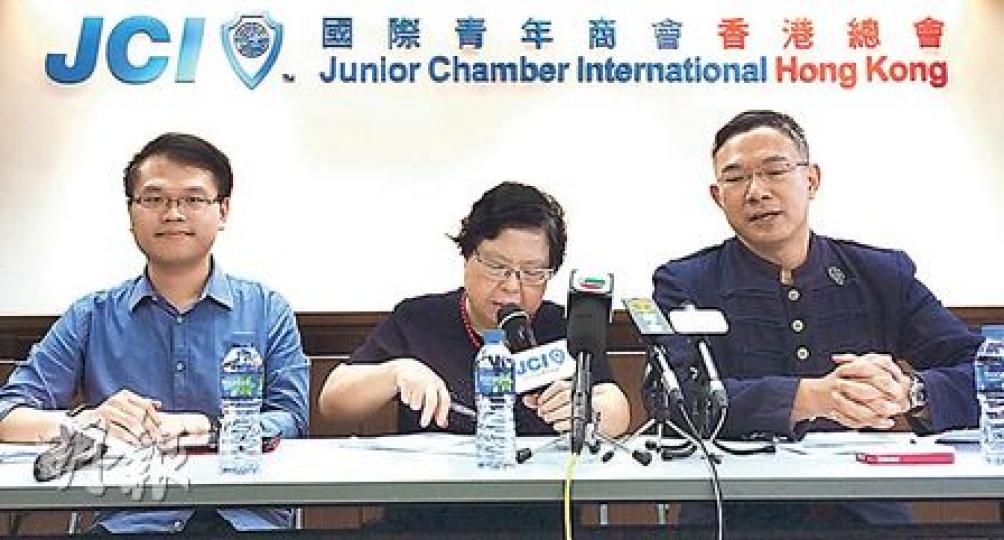 謝偉俊(右)出席一商會嘅記者會,話一啲議員過激行為搶鏡,成為傳媒焦點,市民可以自行關注多啲立法會工作,唔好淨係睇主流新聞報道。(陳顥之攝) 謝偉俊(右)出席一商會嘅記者會,話一啲議員過激行為搶鏡,成為傳媒焦點,市民可以自行關注多啲立法會工作,唔好淨係睇主流新聞報道。(陳顥之攝)