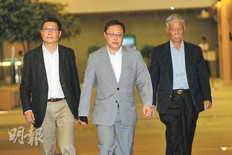 和平佔中發起人陳健民(左起)、戴耀廷及朱耀明,昨與政務司長林鄭月娥會晤後步出。戴耀廷會後指林太於會上未有正視當下政治現實,反質疑全民投票質量,坦言對會晤感到失望。(李紹昌攝) 和平佔中發起人陳健民(左起)、戴耀廷及朱耀明,昨與政務司長林鄭月娥會晤後步出。戴耀廷會後指林太於會上未有正視當下政治現實,反質疑全民投票質量,坦言對會晤感到失望。(李紹昌攝)
