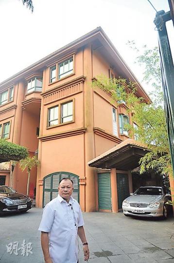 山頂中峽道28號獨立屋發生爆竊案,一名相信是在大宅內工作的男子在場監視記者拍攝情况。(蔡方山攝) 山頂中峽道28號獨立屋發生爆竊案,一名相信是在大宅內工作的男子在場監視記者拍攝情况。(蔡方山攝)