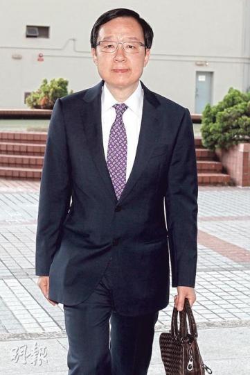 雷霆(圖)強調其職責為售樓及租樓,主力審視合約中租金水平是否合理。他不會留意合約其他條款,信任下屬確認無誤便簽約。(李紹昌攝)(明報製圖) 雷霆(圖)強調其職責為售樓及租樓,主力審視合約中租金水平是否合理。他不會留意合約其他條款,信任下屬確認無誤便簽約。(李紹昌攝)(明報製圖)