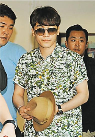 勝利抵港時雖然笑容不多,但仍揮手打招呼。(攝影:孫華中)cool爆的太陽沒有理會接機的粉絲。(攝影:孫華中)GD步出機場時笑瞇瞇,心情甚佳。(攝影:孫華中)逾百粉絲出盡法寶接機,認真大陣仗。(攝影:孫華中) 勝利抵港時雖然笑容不多,但仍揮手打招呼。(攝影:孫華中)cool爆的太陽沒有理會接機的粉絲。(攝影:孫華中)GD步出機場時笑瞇瞇,心情甚佳。(攝影:孫華中)逾百粉絲出盡法寶接機,認真大陣仗。(攝影:孫華中)