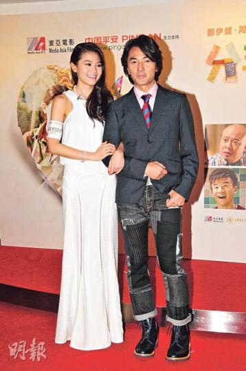 周秀娜(左)與鄭伊健(右)鬥戲有默契,相信合作做生意不成問題。(攝影:梁迺楠)李若彤(右)上月「被整蠱」出席首映禮,前晚現身不忘撒嬌扭鄭丹瑞(左)耳仔作懲罰。(攝影:梁迺楠) 周秀娜(左)與鄭伊健(右)鬥戲有默契,相信合作做生意不成問題。(攝影:梁迺楠)李若彤(右)上月「被整蠱」出席首映禮,前晚現身不忘撒嬌扭鄭丹瑞(左)耳仔作懲罰。(攝影:梁迺楠)