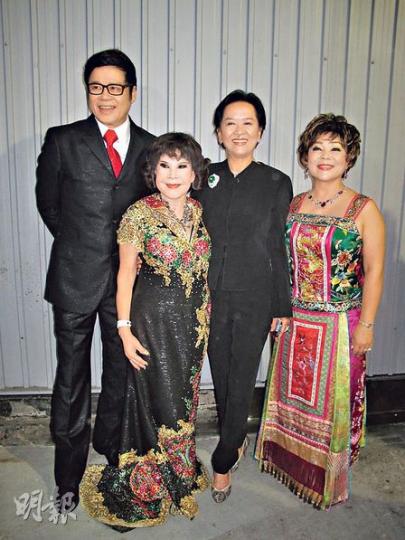 黃夏蕙(左二)與女兒黃泳倫(右一)合作演出,祥嫂(右二)及安德尊(左一)現身支持。(攝影/記者:鍾一虹) 黃夏蕙(左二)與女兒黃泳倫(右一)合作演出,祥嫂(右二)及安德尊(左一)現身支持。(攝影/記者:鍾一虹)