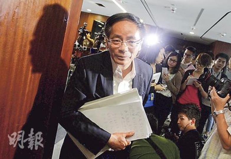 立法會議員個人利益監察委員會舉行閉門會議。委員會主席葉國謙(圖)說,委員會經初步考慮,決定要求涉及捐款事件的議員之一、公民黨黨魁梁家傑進一步提供資料,另外4名涉事議員則最少有兩星期時間回覆委員會。(李澤彤攝) 立法會議員個人利益監察委員會舉行閉門會議。委員會主席葉國謙(圖)說,委員會經初步考慮,決定要求涉及捐款事件的議員之一、公民黨黨魁梁家傑進一步提供資料,另外4名涉事議員則最少有兩星期時間回覆委員會。(李澤彤攝)