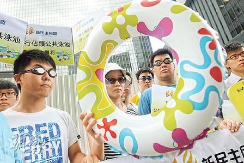 新同盟代表噚日戴泳帽、泳鏡、水泡請願,話要求政府取消一簽多行,以減少內地客嚟香港公眾泳池游水。(李澤彤攝) 新同盟代表噚日戴泳帽、泳鏡、水泡請願,話要求政府取消一簽多行,以減少內地客嚟香港公眾泳池游水。(李澤彤攝)