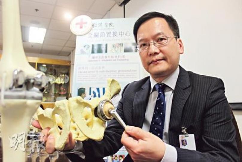 仁濟醫院全關節置換中心部門主任黃耀忠醫生指出,中心2011年開設至今,共施了1439宗人工關節置換手術,並將手術輪候時間由43個月減至28個月。圖為黃醫生示範將人造關節套入髖關節模型的髖臼杯中。(朱家怡攝) 仁濟醫院全關節置換中心部門主任黃耀忠醫生指出,中心2011年開設至今,共施了1439宗人工關節置換手術,並將手術輪候時間由43個月減至28個月。圖為黃醫生示範將人造關節套入髖關節模型的髖臼杯中。(朱家怡攝)