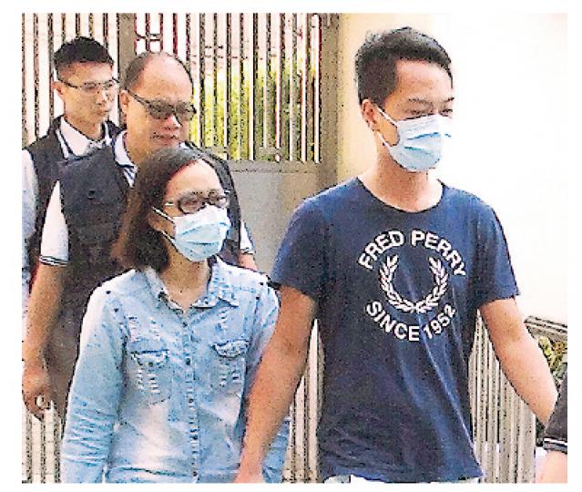 個半月大女嬰猝死,其父母(前)隨警員返警署協助調查。(林智傑攝) 個半月大女嬰猝死,其父母(前)隨警員返警署協助調查。(林智傑攝)