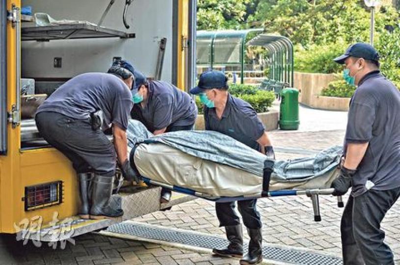 體型龐大、重350磅的巨漢被發現昏迷家中,當場證實死亡,遺體由4名仵工合力抬上黑箱車,再舁送殮房等候剖驗。(蔡方山攝) 體型龐大、重350磅的巨漢被發現昏迷家中,當場證實死亡,遺體由4名仵工合力抬上黑箱車,再舁送殮房等候剖驗。(蔡方山攝)