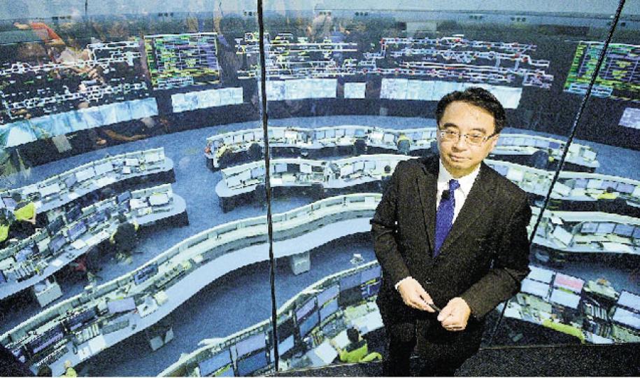 港鐵車務總監金澤培昨在青衣的車務控制中心就連日的信號事故向公眾表示「唔好意思」,但稱至7月30日,涉及信號系統事故21宗,與往年相若。(鄧宗弘攝)港鐵昨向傳媒舉行簡布會,就近日多宗信號延誤「解畫」,並講述港鐵的信號系統運作及維修機制。簡布會在青衣的車務控制中心(又稱超級控制中心)舉行,車務營運總監金澤培簡介運作,包括列車接收信號後,會透過電腦向控制中心發信號;若有延誤,便會在圖中的大熒幕開始「計時」(圖)。金澤培笑言,昨日不能向記者示範「計時」,因過往「經驗」,每次示範後,便會有列車出現延誤或故 港鐵車務總監金澤培昨在青衣的車務控制中心就連日的信號事故向公眾表示「唔好意思」,但稱至7月30日,涉及信號系統事故21宗,與往年相若。(鄧宗弘攝)港鐵昨向傳媒舉行簡布會,就近日多宗信號延誤「解畫」,並講述港鐵的信號系統運作及維修機制。簡布會在青衣的車務控制中心(又稱超級控制中心)舉行,車務營運總監金澤培簡介運作,包括列車接收信號後,會透過電腦向控制中心發信號;若有延誤,便會在圖中的大熒幕開始「計時」(圖)。金澤培笑言,昨日不能向記者示範「計時」,因過往「經驗」,每次示範後,便會有列車出現延誤或故