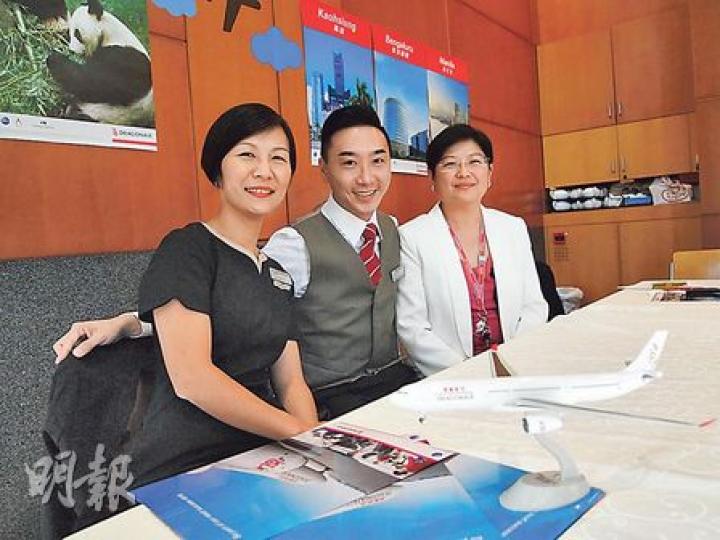 港龍航空機艙服務部招聘及事業拓展助理經理李文儀(右一)表示,曾有求職者去到最後一輪面試,卻沒有帶任何學歷證明文件到場,建議應徵者準備充足才面試,圖中為入職13年高級艙務長馮威德。 (卓成家攝) 港龍航空機艙服務部招聘及事業拓展助理經理李文儀(右一)表示,曾有求職者去到最後一輪面試,卻沒有帶任何學歷證明文件到場,建議應徵者準備充足才面試,圖中為入職13年高級艙務長馮威德。 (卓成家攝)