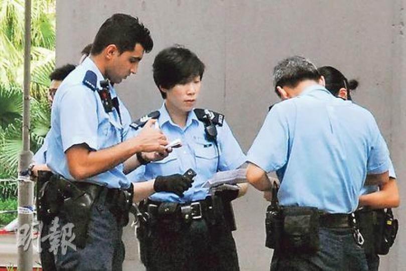 南亞裔警員Alex(左)昨早到葵涌一個多層停車場調查女子墮樓身亡案件,埋首工作並拒絕接受記者訪問。(鍾炳然攝) 南亞裔警員Alex(左)昨早到葵涌一個多層停車場調查女子墮樓身亡案件,埋首工作並拒絕接受記者訪問。(鍾炳然攝)