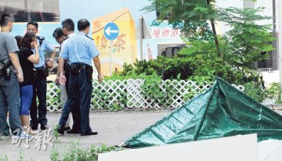 生活不如意女子在祖母出殯日跳樓身亡。正在辦理喪事的親友(左二)獲悉噩耗後到場認屍,不斷傷心痛哭,需由在場警員安撫。(鍾炳然攝) 生活不如意女子在祖母出殯日跳樓身亡。正在辦理喪事的親友(左二)獲悉噩耗後到場認屍,不斷傷心痛哭,需由在場警員安撫。(鍾炳然攝)