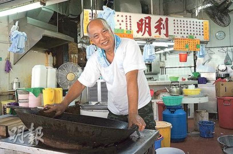 愛民邨的明利油器粥品店7月13日起突然停業逾兩周,老闆李松慶表示今日會重開,每日早上7時至晚上7時經營。昨訪問期間,李松慶稱接獲「紀小姐」來電查詢小店情况,但他未有證實是否築福香港工作小組主席紀文鳳。(邱雅錡攝) 愛民邨的明利油器粥品店7月13日起突然停業逾兩周,老闆李松慶表示今日會重開,每日早上7時至晚上7時經營。昨訪問期間,李松慶稱接獲「紀小姐」來電查詢小店情况,但他未有證實是否築福香港工作小組主席紀文鳳。(邱雅錡攝)