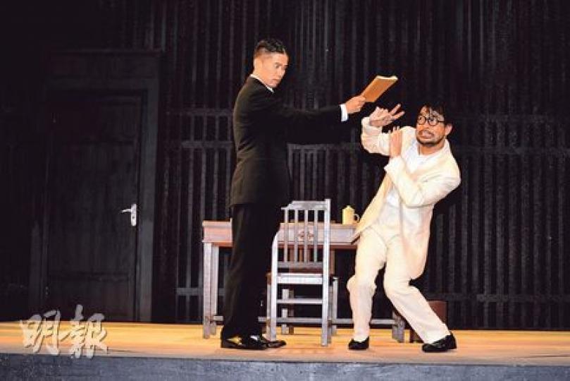劇中葛民輝(右)處處受制於林海峰(左)扮演的審查官。(攝影:梁迺楠) 劇中葛民輝(右)處處受制於林海峰(左)扮演的審查官。(攝影:梁迺楠)