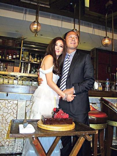 48歲生日的溫碧霞與老公一起慶祝。(攝影/記者:柯美)老公不但送首飾給她,更送上情深一吻。(攝影/記者:柯美) 48歲生日的溫碧霞與老公一起慶祝。(攝影/記者:柯美)老公不但送首飾給她,更送上情深一吻。(攝影/記者:柯美)