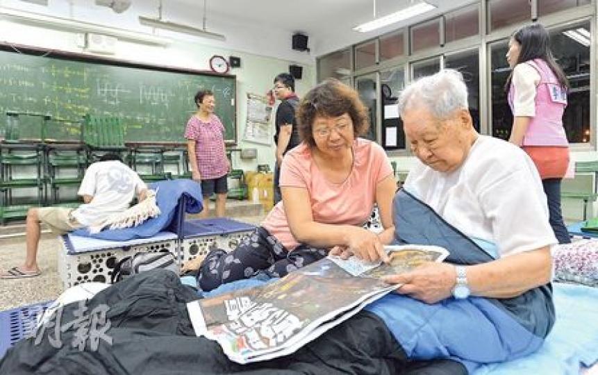 本報記者昨晚到訪中正高工學校收容所,不少災民前晚經歷「大逃難」後猶有餘悸,昨夜未能合眼休息,包括帶着九旬丈夫孫伯伯(前右)逃命的60歲李女士(前左),她說,每合上眼便恍如「再感受到地震般晃動」。(余俊亮攝)目睹夜空在爆炸後被染成一片紅,高中生曾柏勳(左),昨晚跟妹妹(右)在收容中心一起看電視留意最新災情。(余俊亮攝) 本報記者昨晚到訪中正高工學校收容所,不少災民前晚經歷「大逃難」後猶有餘悸,昨夜未能合眼休息,包括帶着九旬丈夫孫伯伯(前右)逃命的60歲李女士(前左),她說,每合上眼便恍如「再感受到地震般晃動」。(余俊亮攝)目睹夜空在爆炸後被染成一片紅,高中生曾柏勳(左),昨晚跟妹妹(右)在收容中心一起看電視留意最新災情。(余俊亮攝)