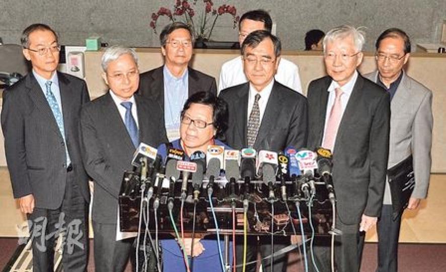 提出溫和方案的「13學者」代表昨日與政務司長林鄭月娥會晤,會後身兼全國人大代表的劉佩瓊(前)表示,下周會公布修改版的方案。(劉焌陶攝) 提出溫和方案的「13學者」代表昨日與政務司長林鄭月娥會晤,會後身兼全國人大代表的劉佩瓊(前)表示,下周會公布修改版的方案。(劉焌陶攝)