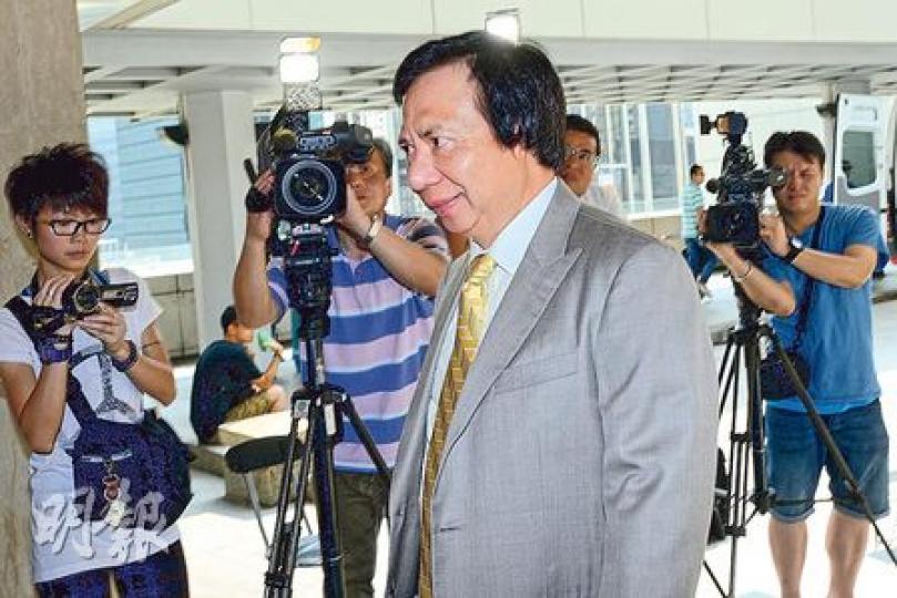 郭炳江(圖)未與許仕仁簽訂顧問合約,已先發出現金支票支付顧問費,郭炳江一方指此舉可瞞過郭炳湘。(黃志東攝)梁美寬(圖)擔任郭炳江私人秘書逾20年,昨被盤問有關郭炳江與郭炳湘之間的事,不時表示不知道。她昨離庭時架起墨鏡,急步而行,冀避開傳媒鏡頭。(林俊源攝)(明報製圖) 郭炳江(圖)未與許仕仁簽訂顧問合約,已先發出現金支票支付顧問費,郭炳江一方指此舉可瞞過郭炳湘。(黃志東攝)梁美寬(圖)擔任郭炳江私人秘書逾20年,昨被盤問有關郭炳江與郭炳湘之間的事,不時表示不知道。她昨離庭時架起墨鏡,急步而行,冀避開傳媒鏡頭。(林俊源攝)(明報製圖)