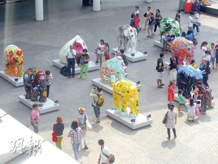 太古地產帶咗107隻手繪大象雕塑嚟香港展覽。圖中東薈城名店倉展出20隻宣揚保育嘅大象。(李紹昌攝)「大象巡遊」嘅雕塑頗有香港特色,例如香港人鍾意嘅「打麻將」玩意都有出現喺大象身上!(李紹昌攝) 太古地產帶咗107隻手繪大象雕塑嚟香港展覽。圖中東薈城名店倉展出20隻宣揚保育嘅大象。(李紹昌攝)「大象巡遊」嘅雕塑頗有香港特色,例如香港人鍾意嘅「打麻將」玩意都有出現喺大象身上!(李紹昌攝)