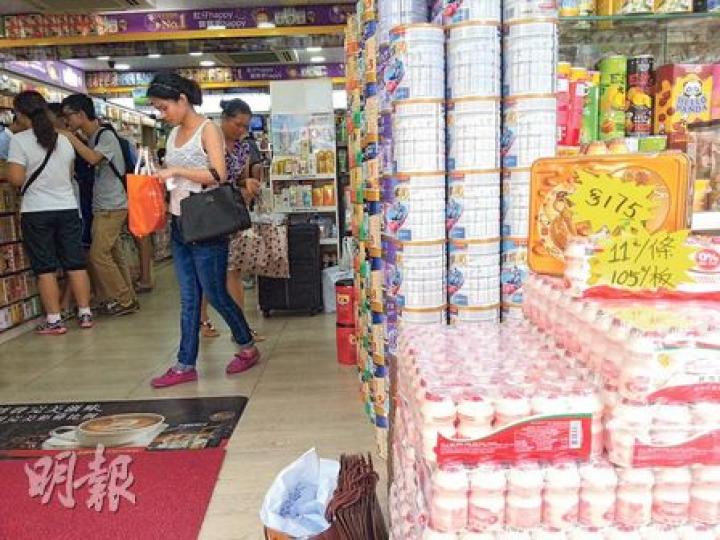 水貨客在上水藥房入貨,不少藥房在店門當眼處展示水貨客搶購的奶粉和益力多,近日更推出最新上市的美心月餅,如圖中的上水藥房標示每盒「美心雙黃白蓮蓉月餅」售175元,而益力多每條11元,每板則售105元。(鄧宗弘攝)上水巷仔街的立志達商行,提供水貨「包賣包收」服務,其店外放有約15箱美心月餅,每箱約有20盒,而紙箱上印有「美心雙黃白蓮蓉月餅」。(鄧宗弘攝)美心月餅在盒上印有序號,本報在美心集團網頁的「防偽查詢」,輸入上水藥房出售的月餅序號(圖)作測試,顯示「香港美心月餅標籤序號正確」,而標籤上的二維碼 水貨客在上水藥房入貨,不少藥房在店門當眼處展示水貨客搶購的奶粉和益力多,近日更推出最新上市的美心月餅,如圖中的上水藥房標示每盒「美心雙黃白蓮蓉月餅」售175元,而益力多每條11元,每板則售105元。(鄧宗弘攝)上水巷仔街的立志達商行,提供水貨「包賣包收」服務,其店外放有約15箱美心月餅,每箱約有20盒,而紙箱上印有「美心雙黃白蓮蓉月餅」。(鄧宗弘攝)美心月餅在盒上印有序號,本報在美心集團網頁的「防偽查詢」,輸入上水藥房出售的月餅序號(圖)作測試,顯示「香港美心月餅標籤序號正確」,而標籤上的二維碼