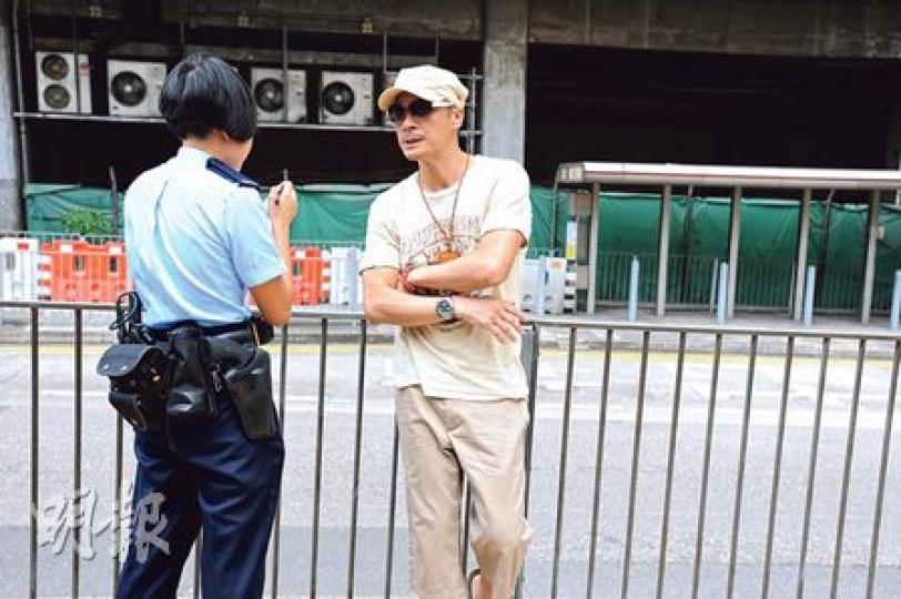 吳鎮宇撞車後向女警講述意外經過,酒精呼氣測試證實沒飲酒。(林婉斐攝)吳鎮宇駕駛的平治房車,疑切線時與城巴碰撞,車身明顯凹陷。(林婉斐攝) 吳鎮宇撞車後向女警講述意外經過,酒精呼氣測試證實沒飲酒。(林婉斐攝)吳鎮宇駕駛的平治房車,疑切線時與城巴碰撞,車身明顯凹陷。(林婉斐攝)