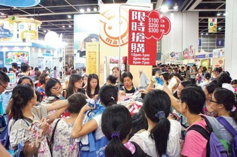 一連4日的嬰兒展昨日開幕,場內人頭湧湧,主辦單位預計今年入場人數會高於去年的50萬人次,總營業額會較去年上升10至20%。圖為一批顧客搶購限時的特價貨品。(梁杏怡攝)近年嬰兒用品展愈來愈多韓國產品進駐,其中「順順兒」濕紙巾的攤位(圖)今年擴大規模,昨日人流不絕。另有韓國紙尿片代理商稱上半日訂單較去年同時段多三分之一。(梁杏怡攝) 一連4日的嬰兒展昨日開幕,場內人頭湧湧,主辦單位預計今年入場人數會高於去年的50萬人次,總營業額會較去年上升10至20%。圖為一批顧客搶購限時的特價貨品。(梁杏怡攝)近年嬰兒用品展愈來愈多韓國產品進駐,其中「順順兒」濕紙巾的攤位(圖)今年擴大規模,昨日人流不絕。另有韓國紙尿片代理商稱上半日訂單較去年同時段多三分之一。(梁杏怡攝)