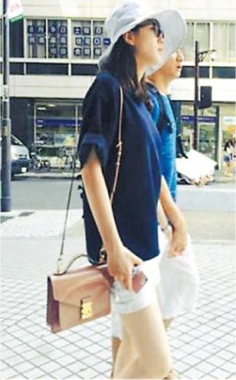 吳奇隆與劉詩詩穿情侶裝在日本街頭漫步。(微博圖片) 吳奇隆與劉詩詩穿情侶裝在日本街頭漫步。(微博圖片)