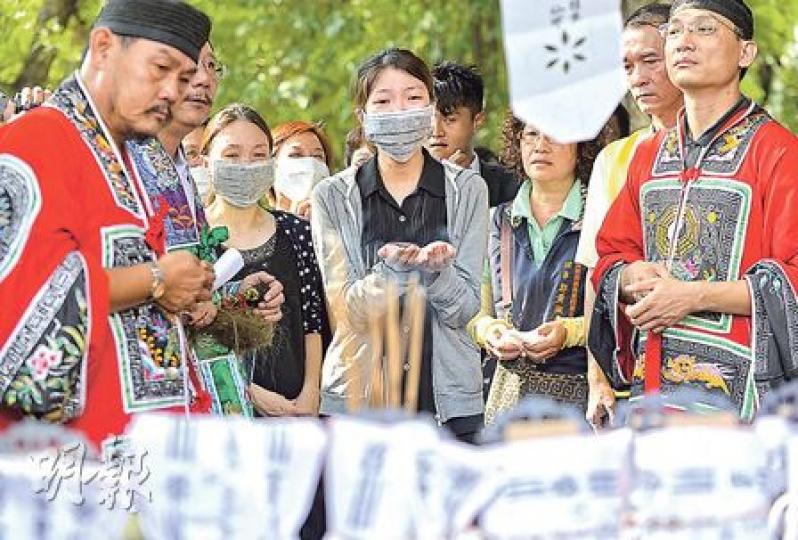 氣爆現場的三多路和凱旋路交界,昨午烈日當空下舉行道教和佛教儀式的招魂法會,逾20名罹難者家屬出席,包括55歲死者夏義洋的女兒(圖左三及左四)和妻子,眾人多次哭喊:「爸爸,快回來、快回家啊」,場面哀傷。(余俊亮攝)在有「租車街」之稱的凱旋三路經營租車店達26年的李家,店舖2樓住所意外後幸僅數個窗戶破裂,惟李太(圖)坦言若復修街道後仍由李長榮化工設燃氣管道,不排除另覓地址開業。(余俊亮攝)是次意外嚴重破壞凱旋三路,黃先生(右)昨晨回到售水電材料的店舖打點,他苦笑稱維修費多少也好,至少也較滿目瘡痍的街 氣爆現場的三多路和凱旋路交界,昨午烈日當空下舉行道教和佛教儀式的招魂法會,逾20名罹難者家屬出席,包括55歲死者夏義洋的女兒(圖左三及左四)和妻子,眾人多次哭喊:「爸爸,快回來、快回家啊」,場面哀傷。(余俊亮攝)在有「租車街」之稱的凱旋三路經營租車店達26年的李家,店舖2樓住所意外後幸僅數個窗戶破裂,惟李太(圖)坦言若復修街道後仍由李長榮化工設燃氣管道,不排除另覓地址開業。(余俊亮攝)是次意外嚴重破壞凱旋三路,黃先生(右)昨晨回到售水電材料的店舖打點,他苦笑稱維修費多少也好,至少也較滿目瘡痍的街