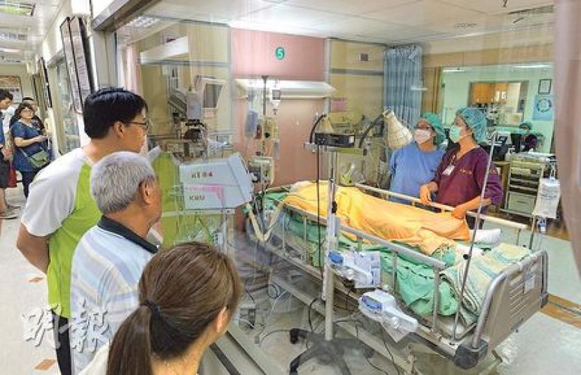 新任爸爸陳俊宇在高雄氣爆悲劇中被炸至七成燒傷,於高雄醫大醫院加護病房接受治療,其兄長、老父及太太把握每天兩小時的探病時間,隔着大玻璃窗凝望躺在牀上的傷者,用對講機跟他講話,盼望他盡快脫離危險期。(余俊亮攝) 新任爸爸陳俊宇在高雄氣爆悲劇中被炸至七成燒傷,於高雄醫大醫院加護病房接受治療,其兄長、老父及太太把握每天兩小時的探病時間,隔着大玻璃窗凝望躺在牀上的傷者,用對講機跟他講話,盼望他盡快脫離危險期。(余俊亮攝)