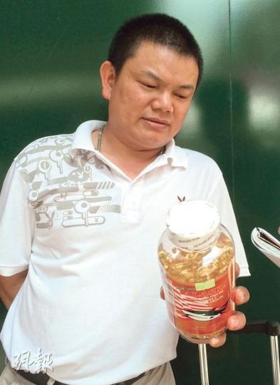 來自內地的陳先生表示不知道魚油丸在哪兒製造,但見到樽上有美國國旗,就覺得是美國製造。(盧翊銘攝)遊客衛小姐稱,第一眼見到該樽魚油丸已不相信是美國製造。即使樽上有美國國旗,她仍覺得包裝上的資料未必準確,「任得他們(生產商)講」。(盧翊銘攝) 來自內地的陳先生表示不知道魚油丸在哪兒製造,但見到樽上有美國國旗,就覺得是美國製造。(盧翊銘攝)遊客衛小姐稱,第一眼見到該樽魚油丸已不相信是美國製造。即使樽上有美國國旗,她仍覺得包裝上的資料未必準確,「任得他們(生產商)講」。(盧翊銘攝)