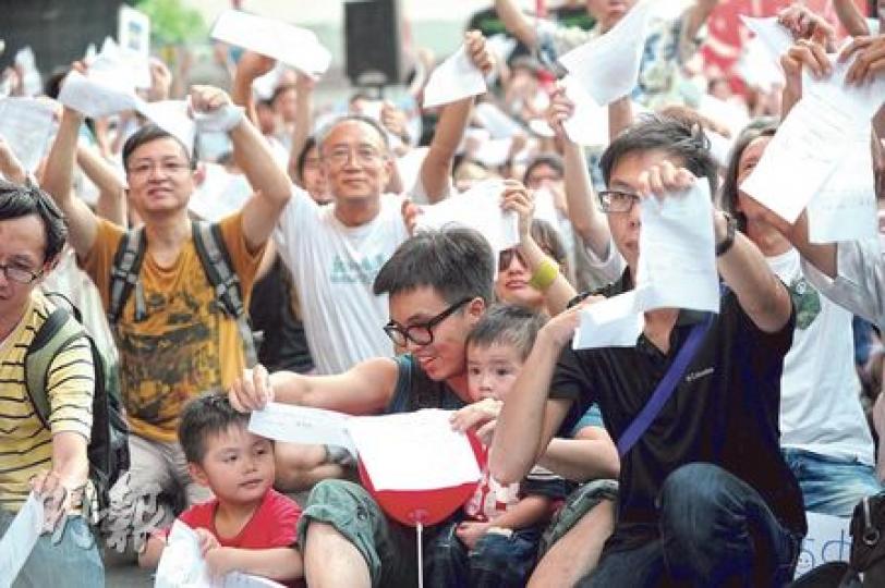 民陣及學聯昨日於灣仔警察總部外舉行集會,一眾參加者撕毁警方向7月2日被捕者發出的警告信。(葉家豪攝)7月2日最高齡的被捕者、八旬黃伯(左二)昨日上台分享,他表示會再參與公民抗命,「我不是犯罪,為了普選,坐監都唔緊要」。 (葉家豪攝) 民陣及學聯昨日於灣仔警察總部外舉行集會,一眾參加者撕毁警方向7月2日被捕者發出的警告信。(葉家豪攝)7月2日最高齡的被捕者、八旬黃伯(左二)昨日上台分享,他表示會再參與公民抗命,「我不是犯罪,為了普選,坐監都唔緊要」。 (葉家豪攝)