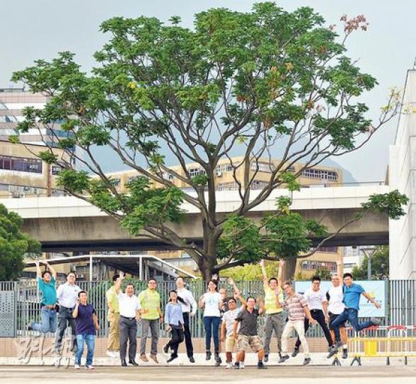 渠務署於啟德興建污水泵房,委託承建商成功原址保留8米高的苦楝樹,現時該樹的樹冠密度已回復至原來八成。圖為前渠務署副署長徐偉(左五)及負責移樹的承建商人員。(鄧宗弘攝)苦楝樹於污水泵房施工期間被遷往附近地盤空地,到泵房落成後,再重置於泵房旁邊,整個過程長達兩年,創下本港移植樹木最長時間紀錄。圖為2013年1月拍攝。(鄧宗弘攝)渠務署前副署長徐偉在訪問過程多番強調,公務員的職責是服務市民,對於市民訴求,必須認真回應,不應「推莊」,亦不可存有「耍市民」的心態辦事。(鄧宗弘攝) 渠務署於啟德興建污水泵房,委託承建商成功原址保留8米高的苦楝樹,現時該樹的樹冠密度已回復至原來八成。圖為前渠務署副署長徐偉(左五)及負責移樹的承建商人員。(鄧宗弘攝)苦楝樹於污水泵房施工期間被遷往附近地盤空地,到泵房落成後,再重置於泵房旁邊,整個過程長達兩年,創下本港移植樹木最長時間紀錄。圖為2013年1月拍攝。(鄧宗弘攝)渠務署前副署長徐偉在訪問過程多番強調,公務員的職責是服務市民,對於市民訴求,必須認真回應,不應「推莊」,亦不可存有「耍市民」的心態辦事。(鄧宗弘攝)