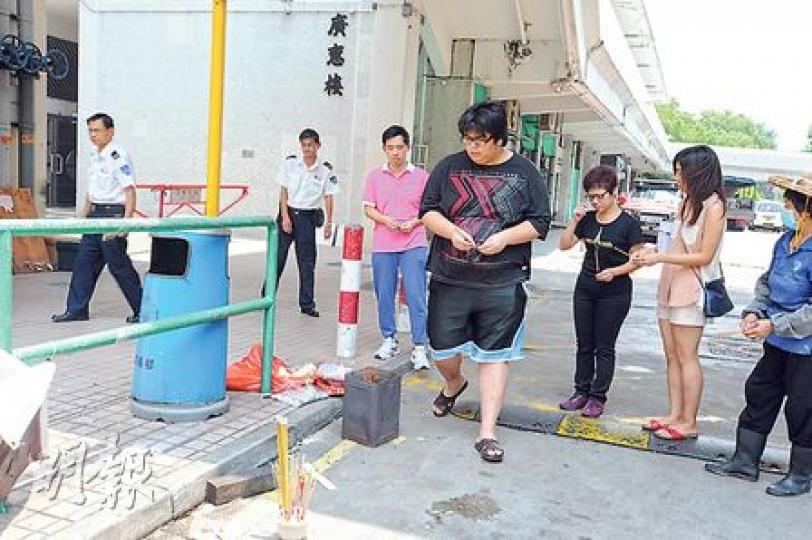 死者親友昨午到車禍現場拜祭,死者兒子Nick(黑衫黑短褲者)痛失慈父,說會發奮工作自力更生。(衛永康攝) 死者親友昨午到車禍現場拜祭,死者兒子Nick(黑衫黑短褲者)痛失慈父,說會發奮工作自力更生。(衛永康攝)