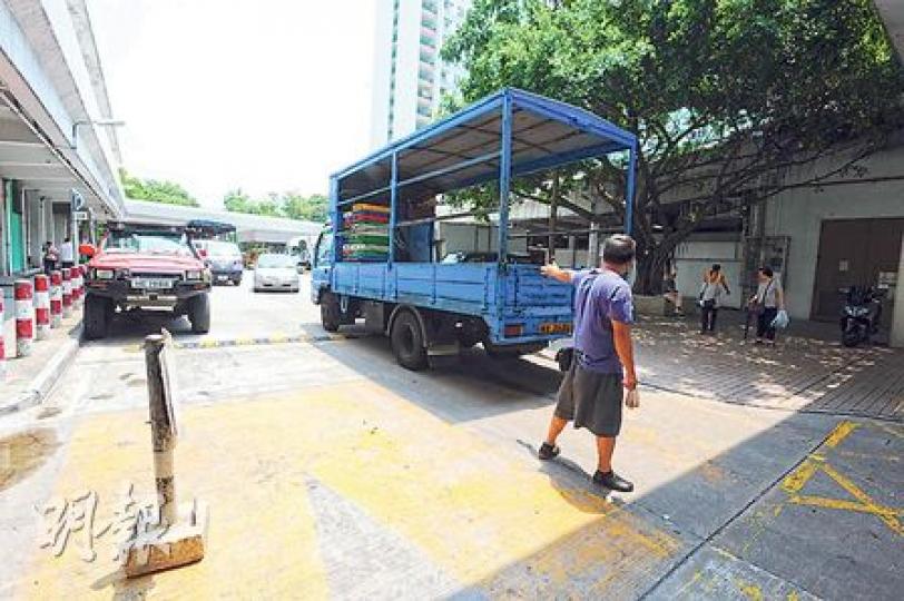 現場卸貨區路面狹窄,兩邊有不少車停泊,貨車卸貨後未能掉頭,經常要倒駛離開。駕駛專家呼籲司機倒車時應有人在車尾「睇位」。(衛永康攝) 現場卸貨區路面狹窄,兩邊有不少車停泊,貨車卸貨後未能掉頭,經常要倒駛離開。駕駛專家呼籲司機倒車時應有人在車尾「睇位」。(衛永康攝)
