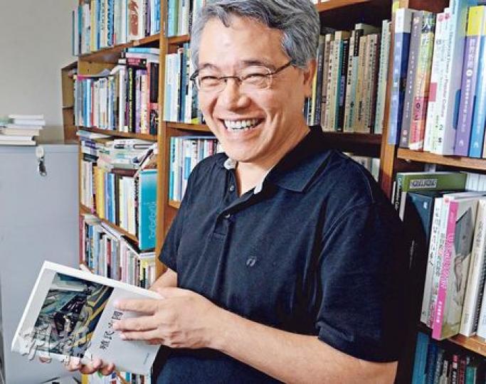 無間達人羅永生(劉焌陶攝)羅永生早年出書《殖民無間道》,剛出版結集多年文章的新作《殖民家國外》。當下香港彷彿撕裂成兩半,大家都希望捍衛各自心中的「香港」,他認為一個社會的發展走向應該透過建基於平等機制的公民社會辯論決定,雙方以各自的理想社會圖像作辯論,但目前如此辯論在還未完成解殖的香港是不可能的,「以認命為前題的討論是一個假的討論,假的反思,假的選擇。如果真的要建立一個理想社會,前題不應以認命出發。」(劉焌陶攝)(劉焌陶攝) 無間達人羅永生(劉焌陶攝)羅永生早年出書《殖民無間道》,剛出版結集多年文章的新作《殖民家國外》。當下香港彷彿撕裂成兩半,大家都希望捍衛各自心中的「香港」,他認為一個社會的發展走向應該透過建基於平等機制的公民社會辯論決定,雙方以各自的理想社會圖像作辯論,但目前如此辯論在還未完成解殖的香港是不可能的,「以認命為前題的討論是一個假的討論,假的反思,假的選擇。如果真的要建立一個理想社會,前題不應以認命出發。」(劉焌陶攝)(劉焌陶攝)