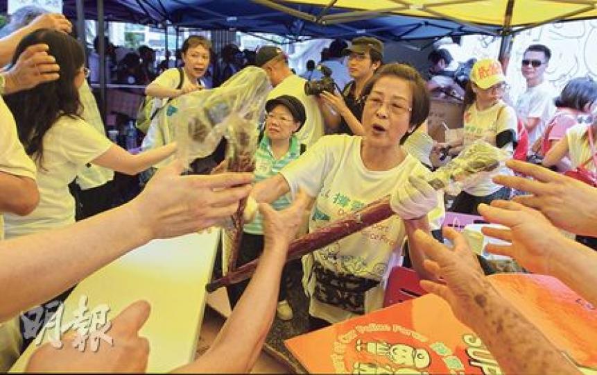 「撐警大遊行」後,主辦單位喺終點向參加者派遮,好多人爭相領取。(李澤彤攝) 「撐警大遊行」後,主辦單位喺終點向參加者派遮,好多人爭相領取。(李澤彤攝)