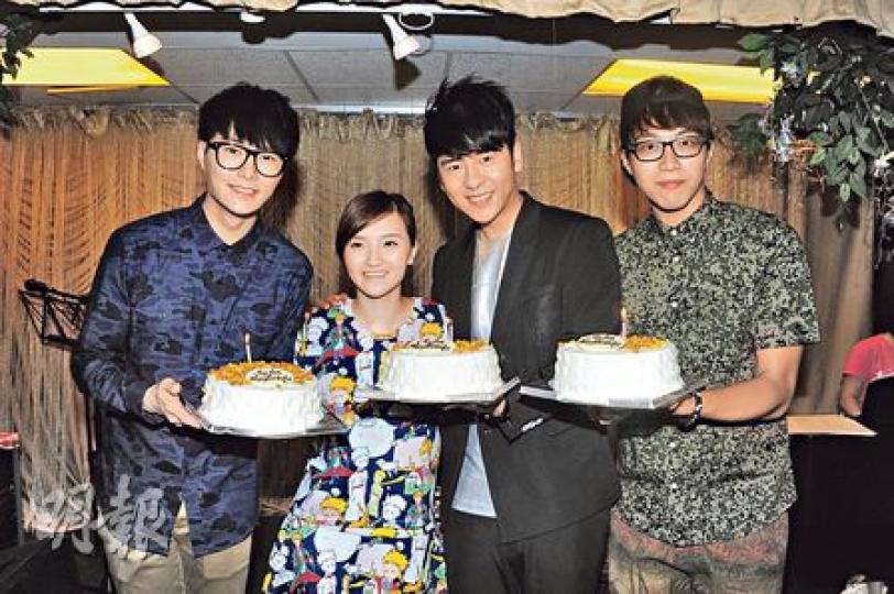 胡鴻鈞（左一）、許廷鏗（右二）及吳業坤（右一）分別送上蛋糕給壽星女林欣彤。（攝影/記者：陳釗）