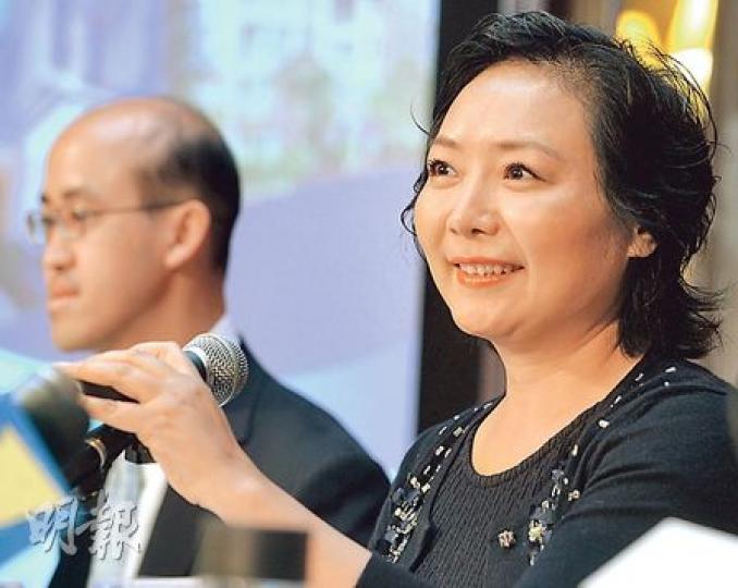 龍湖主席吳亞軍(右)坦言,內地樓市的黃金時代已過去,去年起開始積極減庫存、停買地、減慢開工速度,今年會延續審慎、安全的發展策略。(劉焌陶攝) 龍湖主席吳亞軍(右)坦言,內地樓市的黃金時代已過去,去年起開始積極減庫存、停買地、減慢開工速度,今年會延續審慎、安全的發展策略。(劉焌陶攝)