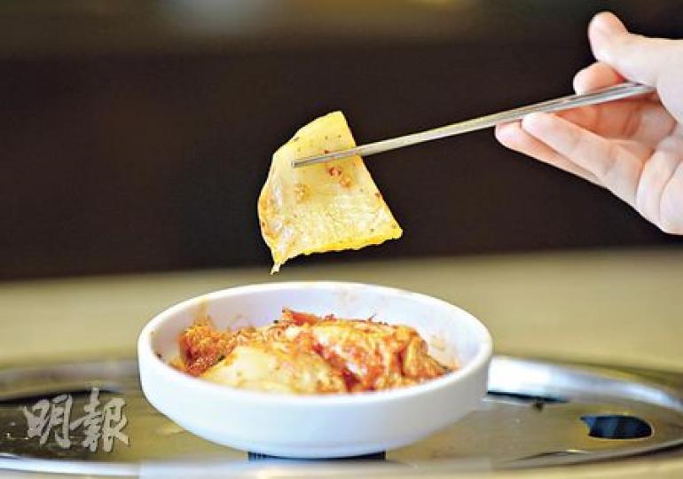 韓國菜近年在本港流行,惟有專家提醒韓國菜必備的泡菜屬醃製食品,進食過多易增患胃癌風險,愛吃泡菜的韓國人胃癌發病率更位列全球首位。(余俊亮攝) 韓國菜近年在本港流行,惟有專家提醒韓國菜必備的泡菜屬醃製食品,進食過多易增患胃癌風險,愛吃泡菜的韓國人胃癌發病率更位列全球首位。(余俊亮攝)