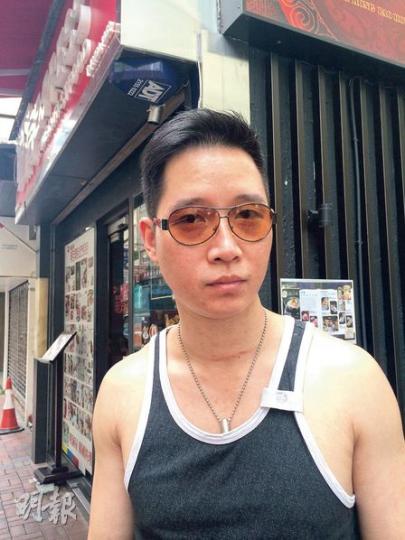 任職飲食業的陳先生（36歲）稱，受朋友介紹喜愛韓式食物10多年，一周會吃兩次。閒時喜歡尋找韓式小店，較愛牛肋骨湯及烤肉等，不特別喜歡部隊鍋。他認為現時不少食材都有添加劑、基因改造，故不太擔心韓食的致癌風險。（梁杏怡攝）任文職的朱小姐（20餘歲）最近一兩年開始接觸韓式料理，認為其菜式適合自己口味，亦不時吃泡菜，但沒吃過部隊鍋，現時約一周吃一次韓食。她之前並不知悉泡菜等食品易增患胃癌風險，日後會考慮小心飲食，減少吃辣及泡菜。（梁杏怡攝）