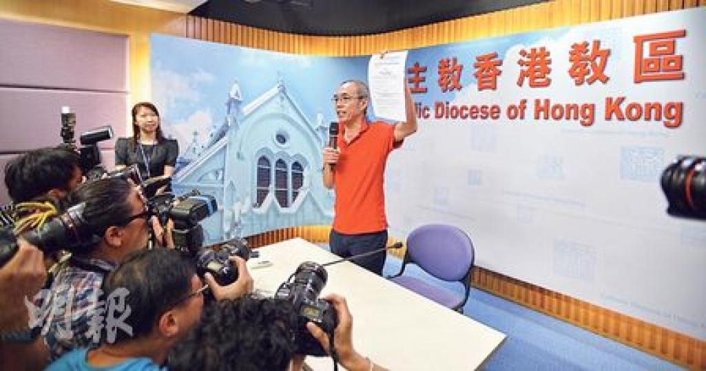 天主教香港教區昨日召開記者會,呼籲社會各界透過誠意交談和有承擔的行動,讓香港建立真正民主。記者會原本由候任輔理主教楊鳴章主持,但他臨時要與梵蒂岡駐港代表開緊急會議而缺席,改由天主教社會傳播處主任馮一鳴(圖)主持。(余俊亮攝) 天主教香港教區昨日召開記者會,呼籲社會各界透過誠意交談和有承擔的行動,讓香港建立真正民主。記者會原本由候任輔理主教楊鳴章主持,但他臨時要與梵蒂岡駐港代表開緊急會議而缺席,改由天主教社會傳播處主任馮一鳴(圖)主持。(余俊亮攝)