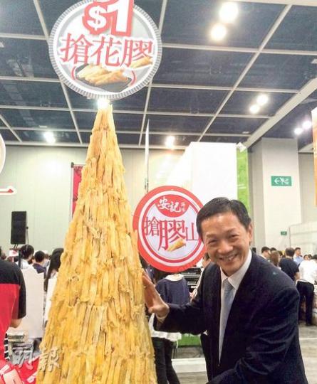 一年一度在灣仔會展舉行的美食博覽下周四開始,有海味舖於展覽首日舉行「$1搶膠山」活動,首10名顧客只需付1元,即可在1分鐘內於3米高「花膠山」任「搶」花膠。(陳顥之攝)(明報製圖) 一年一度在灣仔會展舉行的美食博覽下周四開始,有海味舖於展覽首日舉行「$1搶膠山」活動,首10名顧客只需付1元,即可在1分鐘內於3米高「花膠山」任「搶」花膠。(陳顥之攝)(明報製圖)