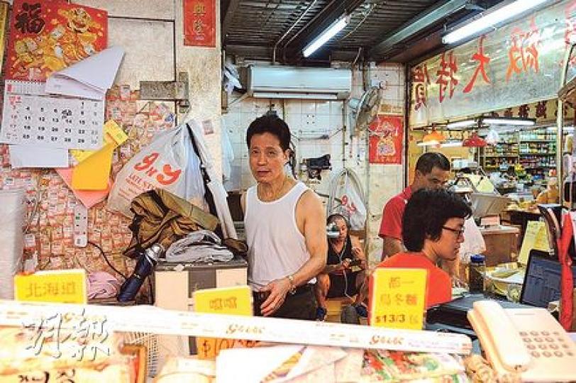 凍肉店東魏先生(圖)赤手空拳擊退刀賊,但對事發經過不願多談。(林綺斐攝) 凍肉店東魏先生(圖)赤手空拳擊退刀賊,但對事發經過不願多談。(林綺斐攝)