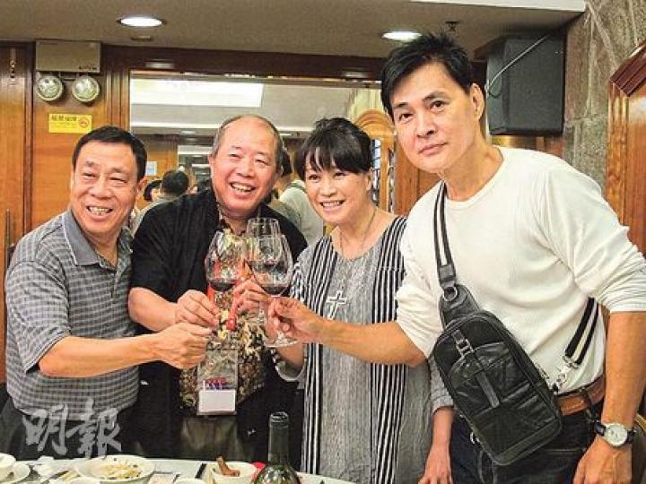 孔權開(左二)把《鏡花緣》電影版交給亞視播,與總監製黃特平(左一)、演員顧冠忠(右一)及陳靖允(右二)一起會見傳媒。(攝影﹕娛樂組) 孔權開(左二)把《鏡花緣》電影版交給亞視播,與總監製黃特平(左一)、演員顧冠忠(右一)及陳靖允(右二)一起會見傳媒。(攝影﹕娛樂組)