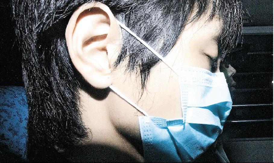 去年轟動全城的大角嘴弒雙親肢解案昨日開審,涉案事主次子周凱亮(圖)由囚車押解高院受審,應訊期間表現冷靜,邊翻閱英文文件邊聽審,在法官選取陪審團期間更曾露出微笑。案件首名控方證人將為其胞兄。(李紹昌攝) 去年轟動全城的大角嘴弒雙親肢解案昨日開審,涉案事主次子周凱亮(圖)由囚車押解高院受審,應訊期間表現冷靜,邊翻閱英文文件邊聽審,在法官選取陪審團期間更曾露出微笑。案件首名控方證人將為其胞兄。(李紹昌攝)