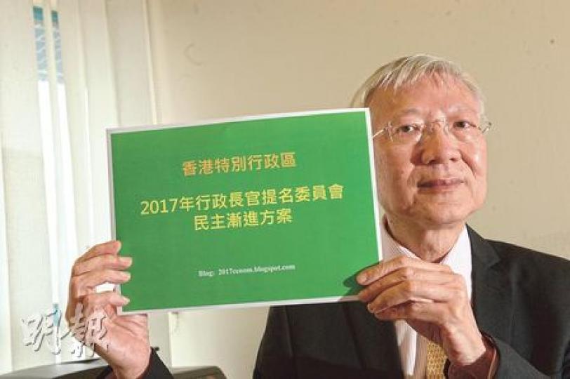 13學者之一、中大經濟學系教授宋恩榮接受本報訪問,指中央、特區主責政改官員「從來無向我們明示、暗示」如何考慮方案,13學者亦未向中央官員解釋過新提出的「名單制」方案。(劉焌陶攝) 13學者之一、中大經濟學系教授宋恩榮接受本報訪問,指中央、特區主責政改官員「從來無向我們明示、暗示」如何考慮方案,13學者亦未向中央官員解釋過新提出的「名單制」方案。(劉焌陶攝)