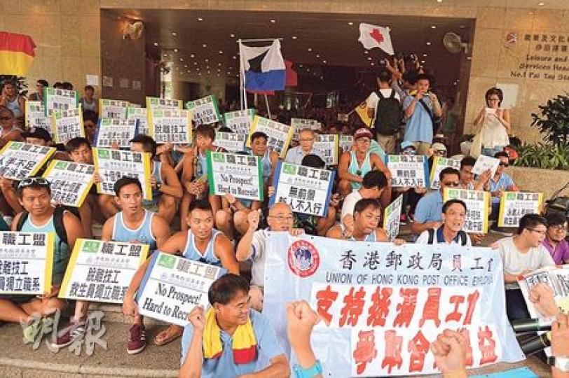 約300名港九拯溺員工會成員昨早在康文署位於沙田的總部示威,要求增加人手及改善待遇。(盧翊銘攝)城門谷泳池因救生員不足,昨午一度關閉,一批泳班學員未能練水,大感無奈,只得在門外做拉筋等伸展運動。(林智傑攝) 約300名港九拯溺員工會成員昨早在康文署位於沙田的總部示威,要求增加人手及改善待遇。(盧翊銘攝)城門谷泳池因救生員不足,昨午一度關閉,一批泳班學員未能練水,大感無奈,只得在門外做拉筋等伸展運動。(林智傑攝)
