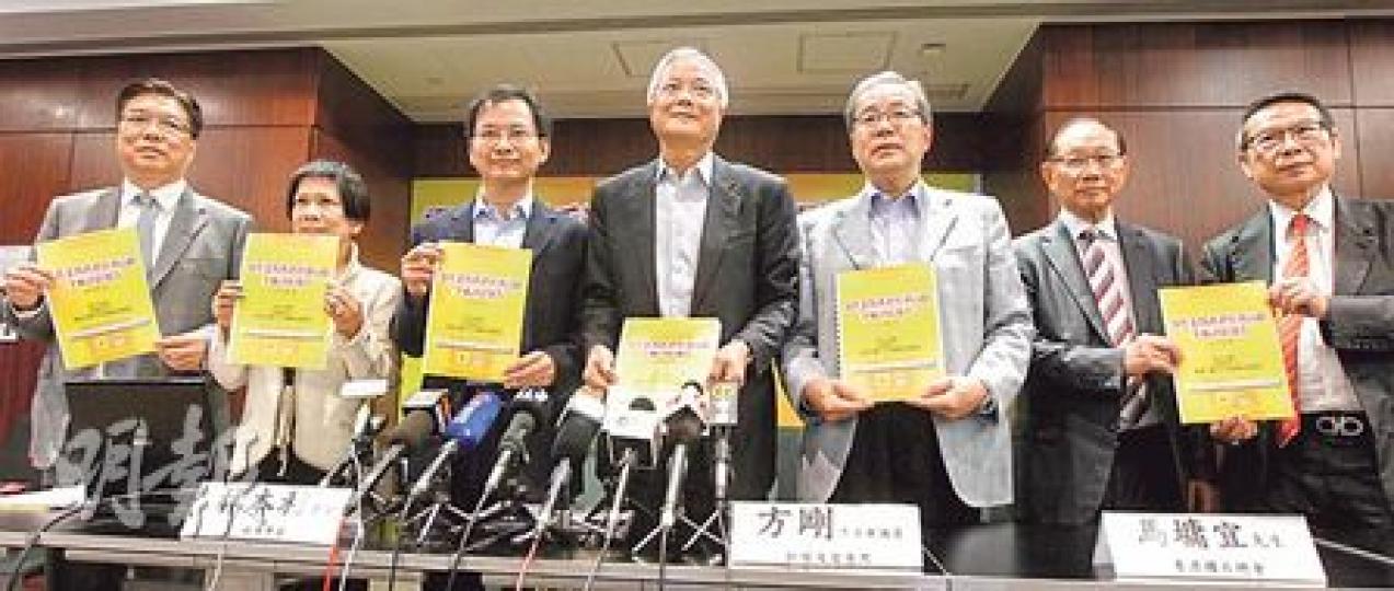 批發及零售界選委委託經濟學家林本利(左二)研究自由行對零售業影響,多名選委亦出席記者會講述業界情况,圖左起為香港零售管理協會主席麥瑞琼、林本利、立法會議員方剛、鑽石總會會長馬墉宜、港九電器商聯會主席朱家樂。(李紹昌攝)有珠寶業界指出,珠寶業成為「重災區」,遊客來港購買珠寶大幅減少,即使購買黃金,亦以實用需要為主。金舖人頭湧湧的情况不復再,記者昨日所見顧客亦不算多。(李紹昌攝) 批發及零售界選委委託經濟學家林本利(左二)研究自由行對零售業影響,多名選委亦出席記者會講述業界情况,圖左起為香港零售管理協會主席麥瑞琼、林本利、立法會議員方剛、鑽石總會會長馬墉宜、港九電器商聯會主席朱家樂。(李紹昌攝)有珠寶業界指出,珠寶業成為「重災區」,遊客來港購買珠寶大幅減少,即使購買黃金,亦以實用需要為主。金舖人頭湧湧的情况不復再,記者昨日所見顧客亦不算多。(李紹昌攝)
