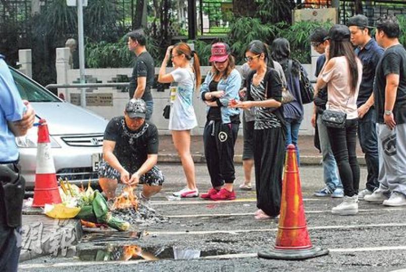 兩名墮樓自殺女死者的家人及朋友,昨日先後帶同香燭、鮮花及食品到墮樓現場拜祭,其間有女親友哭成淚人。(鍾炳然攝) 兩名墮樓自殺女死者的家人及朋友,昨日先後帶同香燭、鮮花及食品到墮樓現場拜祭,其間有女親友哭成淚人。(鍾炳然攝)