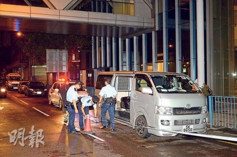 觀塘偉業街昨凌晨發生「撞車劫案」,一名「P牌」客貨車司機報稱遭劫去60萬元貨物;警方調查後揭發有人「自編自導」,同日下午拘捕司機及兩名同黨。(蔡方山攝) 觀塘偉業街昨凌晨發生「撞車劫案」,一名「P牌」客貨車司機報稱遭劫去60萬元貨物;警方調查後揭發有人「自編自導」,同日下午拘捕司機及兩名同黨。(蔡方山攝)